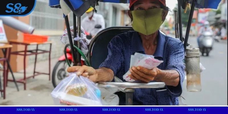 Tình nguyện viên trao từng phần ăn đến người lao động và người vô gia cư